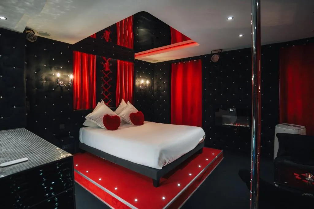 Love room avec miroir au plafond : Le Cabaret Vip SPA