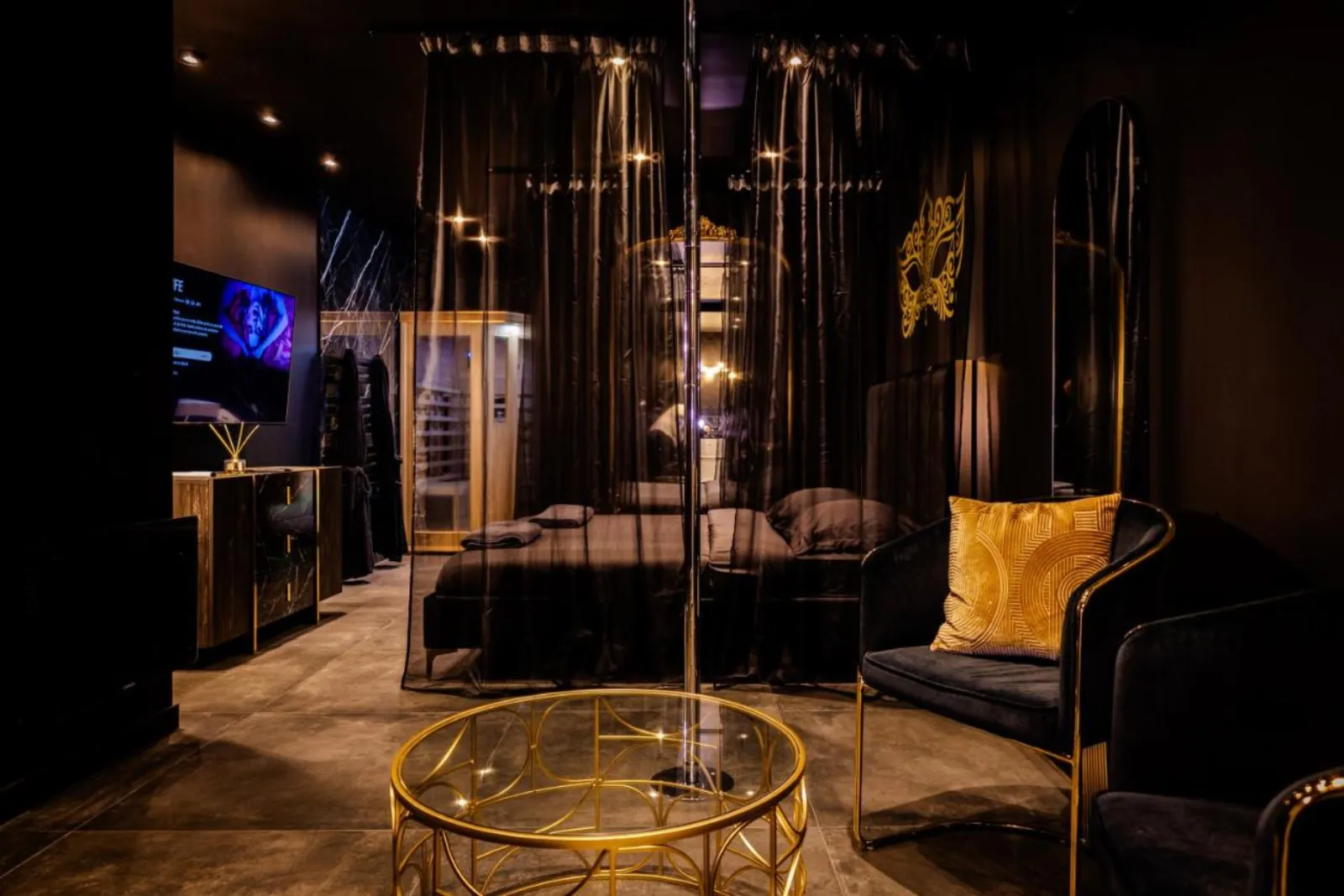Love room avec barre de pole dance : Love Room Villeurbanne