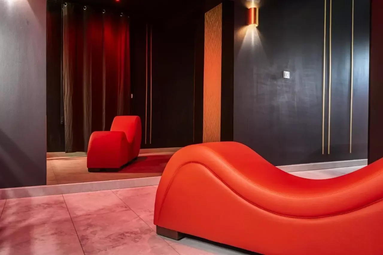 Love room avec sofa tantra ou balançoire : Villa Coquine avec jacuzzi privatif